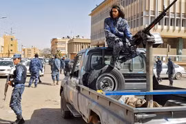  Lực lượng tự xưng Quân đội Quốc gia Libya (LNA) do Tướng Haftar chỉ huy tuần tra tại thành phố Sebha, miền nam Libya ngày 6/2/2019. (Ảnh: AFP/TTXVN) 