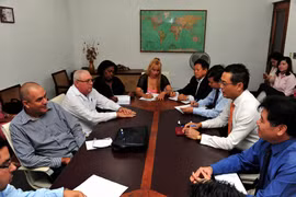 Lãnh đạo Bộ Nông nghiệp Cuba tiếp đoàn chuyên gia lúa gạo Việt Nam trước lễ khai mạc giai đoạn 5 của dự án. Ảnh: Lê Hà/TTXVN)