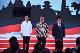 Tổng thống đương nhiệm Indonesia Joko Widodo (trái) và ông Prabowo Subianto (phải) tại cuộc tranh luận ở Jakarta ngày17/2. (Ảnh: AFP/TTXVN)