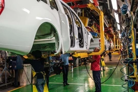 Công nhân lắp ráp xe bán tải Ranger tại nhà máy Silverton của Ford tại thủ đô Pretoria của Nam Phi. (Ảnh: Phi Hùng/TTXVN)