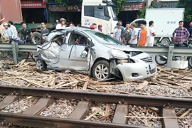 Hiện trường một vụ tai nạn đường sắt nghiêm trọng xảy ra tại Km 106 + 300 thuộc địa bàn xã Yên Tiến, huyện Ý Yên, tỉnh Nam Định làm 1 người chết và 3 người bị thương nặng. (Ảnh: TTXVN)