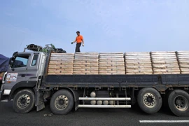 Xe chở lương thực viện trợ của Hàn Quốc tới Triều Tiên tại khu vực cửa khẩu ở Paju, phía bắc thủ đô Seoul, Hàn Quốc, ngày 26/7/2011. (Ảnh: AFP/TTXVN)
