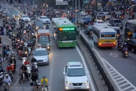 Nhiều tuyến đường của Hà Nội sẽ tiếp tục xén dải phân cách. (Nguồn: TTXVN)