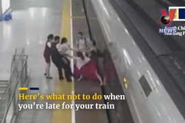 [Video] Người phụ nữ dùng chân cản tàu cao tốc để kịp giờ làm