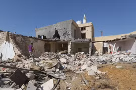 Hiện trường một vụ không kích tại khu vực ngoại ô Tripoli, Libya, ngày 14/10/2019. (Ảnh: AFP/TTXVN)