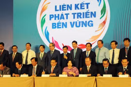 Đại diện thành phố Hồ Chí Minh và 13 tỉnh, thành khu vực Đồng bằng sông Cửu Long ký kết Chương trình hợp tác liên kết phát triển du lịch. (Ảnh: Mỹ Phương/TTXVN)