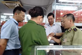 Đoàn kiểm tra liên ngành thành phố Hà Nội kiểm tra an toàn thực phẩm bánh Trung thu tại cơ sở sản xuất bánh Trung thu truyền thống Bảo Phương số 201A Thụy Khuê, quận Tây Hồ. (Ảnh: Tuyết Mai/TTXVN)