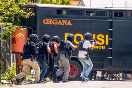 Cảnh sát chống khủng bố Indonesia trong một chiến dịch truy quét tội phạm ở thành phố Surabaya. (Ảnh: AFP/TTXVN)