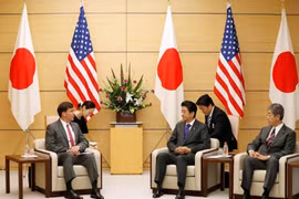 Bộ trưởng Quốc phòng Mỹ Mark Esper gặp Thủ tướng Nhật Bản Shinzo Abe và Bộ trưởng Quốc phòng Takeshi Iwaya tại Tokyo. (Nguồn: Reuters)