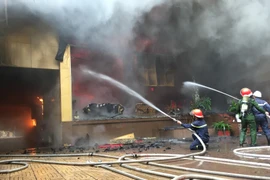 Các lực lượng nỗ lực khống chế đám cháy. (Ảnh: Nguyễn Oanh/TTXVN) 