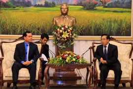 Phó Chủ tịch nước CHDCND Lào Phankham Viphavanh tiếp thân mật Chủ tịch Tổng Liên đoàn Lao động Việt Nam Nguyễn Đình Khang. (Ảnh: Phạm Kiên/TTXVN)