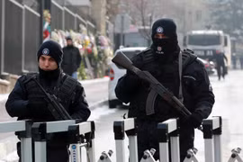 Cảnh sát Thổ Nhĩ Kỳ gác tại thủ đô Ankara. (Ảnh: AFP/TTXVN)