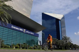 Bên ngoài trụ sở Ngân hàng Emirates NBD của UAE. (Nguồn: The Guardian)