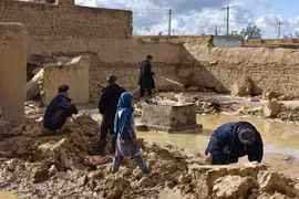 Người dân khắc phục hậu quả lũ lụt ở Mazar-i-Sharif, thủ phủ tỉnh Balkh, Afghanistan ngày 30/3/2019. (Ảnh: THX/TTXVN) 