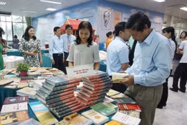 Triển lãm thu hút nhiều người đến tham quan, tìm hiểu. (Ảnh: Thu Hoài/TTXVN)