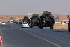 Xe quân sự của Thổ Nhĩ Kỳ tiến về tỉnh Akcakale, giáp giới Syria ngày 9/10/2019. (Ảnh: THX/TTXVN)