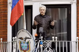 Nhà sáng lập WikiLeaks Julian Assange tại Đại sứ quán Ecuador ở London (Anh) tháng 5/2017. (Ảnh: AFP/TTXVN)