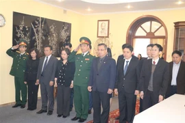 Toàn thể cán bộ nhân viên Đại sứ quán dành một phút mặc niệm để tưởng nhớ nguyên Chủ tịch nước, Đại tướng Lê Đức Anh. (Ảnh Dương Trí/TTXVN)