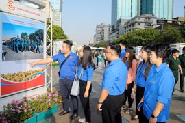 Đông đảo đoàn viên, thanh niên Thành phố Hồ Chí Minh tham quan triển lãm. (Ảnh: Thanh Vũ/TTXVN)