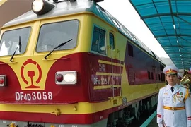 Đoàn tàu hỏa đặc biệt chở Chủ tịch Kim Jong-un và đoàn Triều Tiên đến ga Đồng Đăng lúc 8 giờ 13 phút ngày 26/2. (Ảnh: Nhan Sáng/TTXVN)