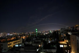 Hệ thống phòng không Syria đánh chặn vụ tấn công bằng tên lửa trên bầu trời Damascus, tối 25/12/2018. (Ảnh: THX/TTXVN)