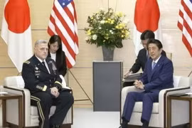 Thủ tướng Nhật Bản Shinzo Abe (phải) và Chủ tịch Hội đồng Tham mưu trưởng liên quân Mỹ Mark Milley trong cuộc gặp tại Tokyo, Nhật Bản, ngày 12/11/2019. (Ảnh: Kyodo/TTXVN)