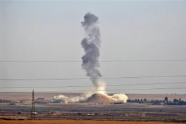 Khói bốc lên sau cuộc không kích của liên quân do Mỹ đứng đầu nhằm vào mục tiêu của IS ở làng al-Hisha ngày 9/11/2016. (Ảnh: AFP/ TTXVN)