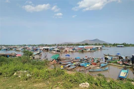 Một góc điểm tạm cư nhà bè nuôi cá của bà con kiều bào nghèo tại điểm tạm cư bên bờ sông ấp Chong Kok, phường Phsar Chhnang, thành phố Kampong Chhnang. (Ảnh: PV/TTXVN)