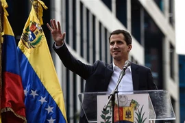 Chủ tịch Quốc hội do phe đối lập kiểm soát Juan Guaido chính thức tuyên bố nắm quyền điều hành đất nước với tư cách là “Tổng thống lâm thời” trong cuộc tuần hành phản đối Chính phủ tại thủ đô Caracas ngày 23/1/2019. (Ảnh: AFP/TTXVN)