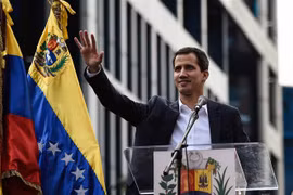 Chủ tịch Quốc hội do phe đối lập kiểm soát Juan Guaido chính thức tuyên bố nắm quyền điều hành đất nước với tư cách là “Tổng thống lâm thời” trong cuộc tuần hành phản đối Chính phủ tại thủ đô Caracas ngày 23/1/2019. (Ảnh: AFP/TTXVN)