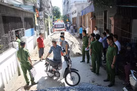 Lực lượng chức năng có mặt tại hiện trường để tra và làm rõ vụ việc. (Ảnh: Phan Quân/TTXVN)