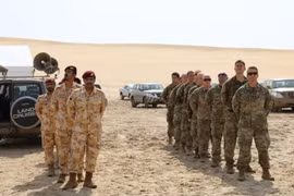 Binh sỹ Mỹ và Qatar trong một cuộc tập trận. (Nguồn: alaraby.co.uk)