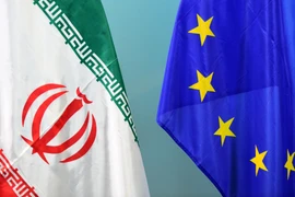 Quốc kỳ Iran (trái) và cờ Liên minh châu Âu (EU). (Ảnh: AFP/TTXVN)