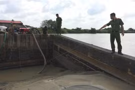 Tình trạng khai thác cát trái phép trên sông Bồ, sông Hương khiến người dân hết sức bức xúc. (Ảnh: Sỹ Tuyên/TTXVN)