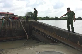 Tình trạng khai thác cát trái phép trên sông Bồ, sông Hương khiến người dân hết sức bức xúc. (Ảnh: Sỹ Tuyên/TTXVN)