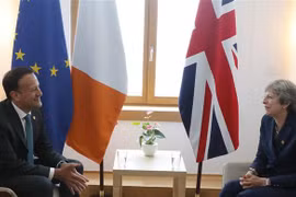 Thủ tướng Ireland Leo Varadkar (trái) trong cuộc gặp Thủ tướng Anh Theresa May bên lề Hội nghị thượng đỉnh EU về Brexit tại Brussels, Bỉ, ngày 28/6/2018. (Ảnh: THX/TTXVN)