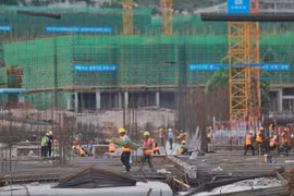 Công nhân làm việc tại một công trường xây dựng ở tỉnh Quý Châu, Trung Quốc. (Ảnh: THX/TTXVN)