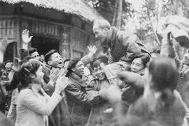 Hình ảnh giản dị mà cao cả của Chủ tịch Hồ Chí Minh sống mãi trong trái tim của nhân dân Việt Nam. (Ảnh: Tư liệu TTXVN) 