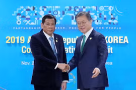 Tổng thống Hàn Quốc Moon Jae-in (phải) và người đồng cấp Philippines Rodrigo Duterte trong cuộc gặp bên lề Hội nghị cấp cao đặc biệt kỷ niệm 30 năm quan hệ đối thoại Hàn Quốc - ASEAN, ở Busan (Hàn Quốc), ngày 25/11/2019. (Ảnh: YONHAP/TTXVN)
