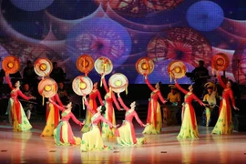 Biểu diễn tác phẩm "Những cô gái quan họ" tại chương trình. (Ảnh: Phương Hoa/TTXVN) 