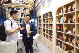 Khách hàng tham quan, tìm hiểu sản phẩm càphê Trung Nguyên tại Hội chợ quốc tế về thực phẩm, đồ uống và công nghệ SIAL InterFood 2019 tại Jakarta. (Ảnh: Hữu Chiến/Vietnam+)