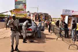 Cảnh sát kiểm tra an ninh tại Ouagadougou, Burkina Faso. (Ảnh: AFP/TTXVN)