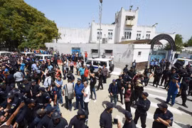 Người dân Algeria tập trung biểu tình phản đối Chính phủ tại thủ đô Algiers ngày 13/6/2019. (Ảnh: THX/TTXVN)