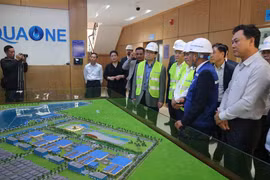 Bí thư thành ủy Hà Nội Hoàng Trung Hải kiểm tra nhà máy nước mặt sông Đuống. (Ảnh Mạnh Khánh/TTXVN) 