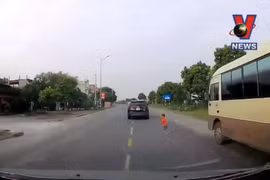 [Video] Hú vía cảnh bé trai bất ngờ lao qua đường ngay sát mũi ôtô