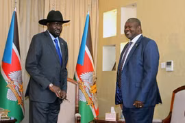 Tổng thống Nam Sudan Salva Kiir Mayardit và cựu Phó Tổng thống kiêm lãnh đạo phiến quân Riek Machar. (Nguồn: Yahoo News)