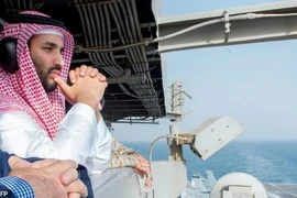 Thái tử Saudi Mohammed bin Salman đến thăm một tàu sân bay Mỹ năm 2015 trước khi trở thành người thừa kế ngai vàng của vương quốc. (Nguồn: AFP)