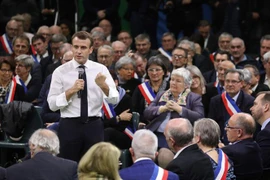 Tổng thống Pháp Emmanuel Macron trong cuộc gặp hơn 600 Thị trưởng vùng Normandie tại thành phố Grand Bourgtheroulde, tỉnh Eure ngày 15/1/2019. (Ảnh: AFP/TTXVN)