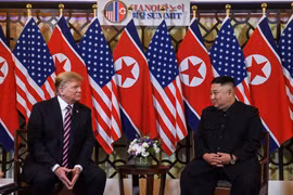 Tổng thống Mỹ Donald Trump (trái) và Chủ tịch Triều Tiên Kim Jong-un trong cuộc gặp đầu tiên tại Hội nghị thượng đỉnh Mỹ-Triều lần thứ hai tại Hà Nội ngày 27/2/2019. (Ảnh: AFP/TTXVN)