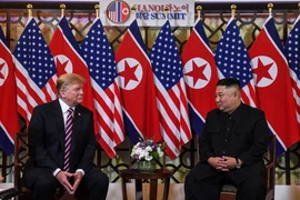 Tổng thống Mỹ Donald Trump (trái) và Chủ tịch Triều Tiên Kim Jong-un trong cuộc gặp đầu tiên tại Hội nghị thượng đỉnh Mỹ-Triều lần thứ hai tại Hà Nội ngày 27/2/2019. (Ảnh: AFP/TTXVN)